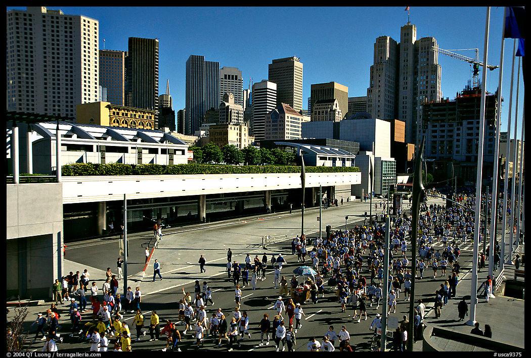 Crowded  streets during the Bay to Breakers annual race. San Francisco, California, USA