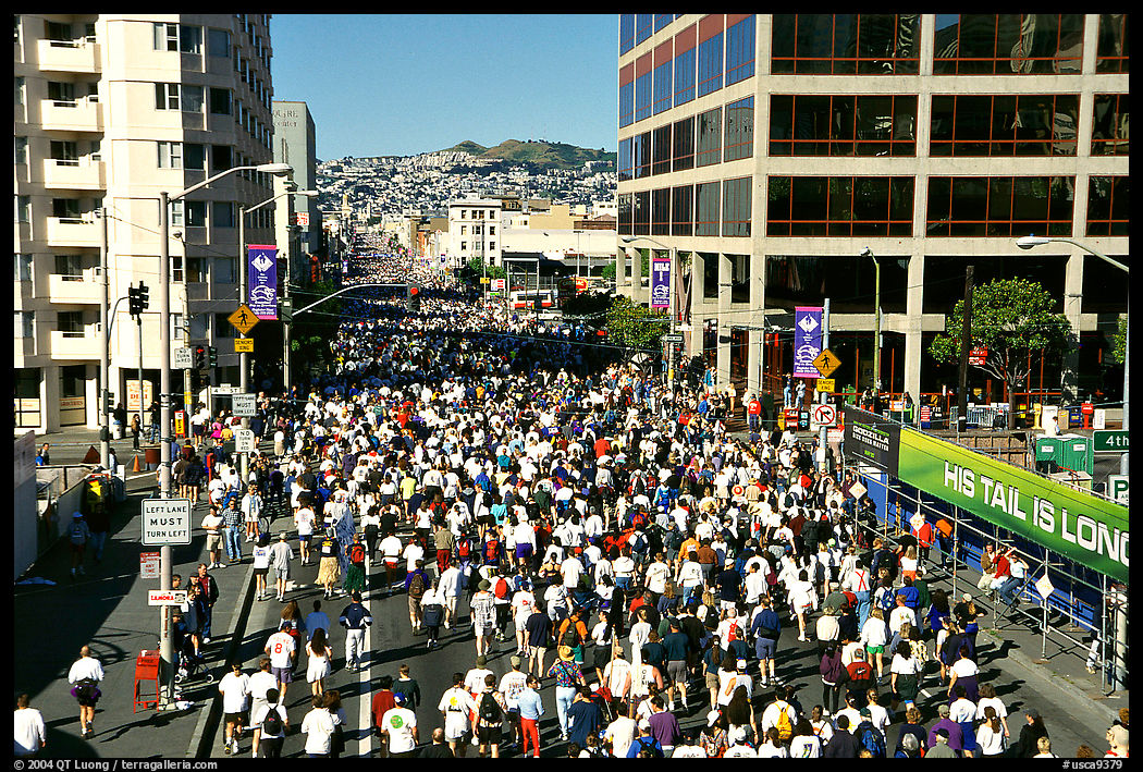 Crowds in the streets during the Bay to Breakers race. San Francisco, California, USA