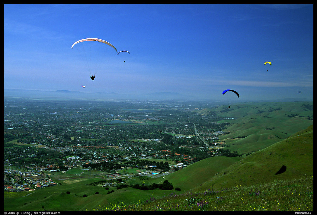 Paragliders, Mission Peak Regional Park. SF Bay area, California, USA