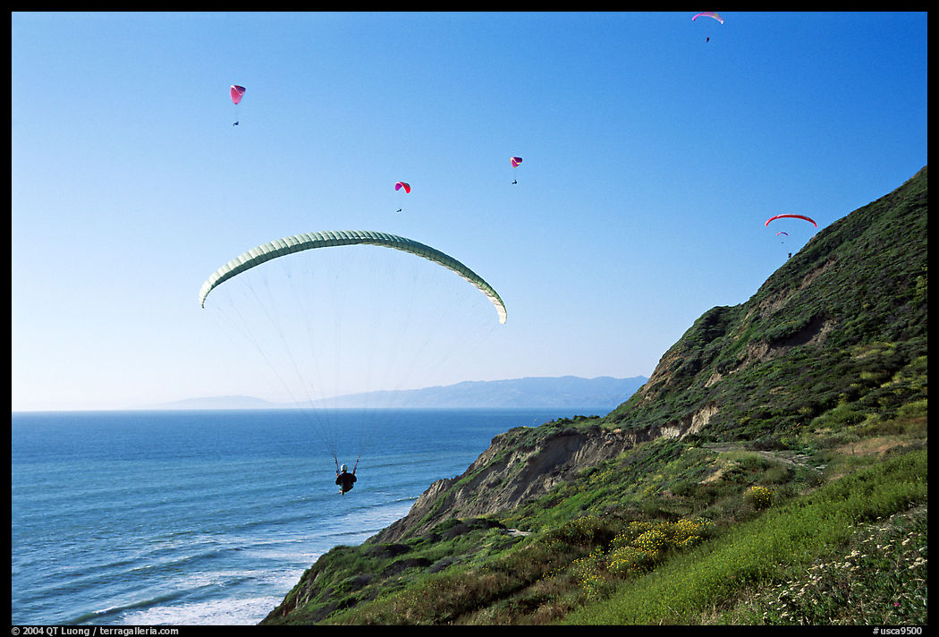 Paragliders soaring above cliffs, the Dumps, Pacifica. San Mateo County, California, USA
