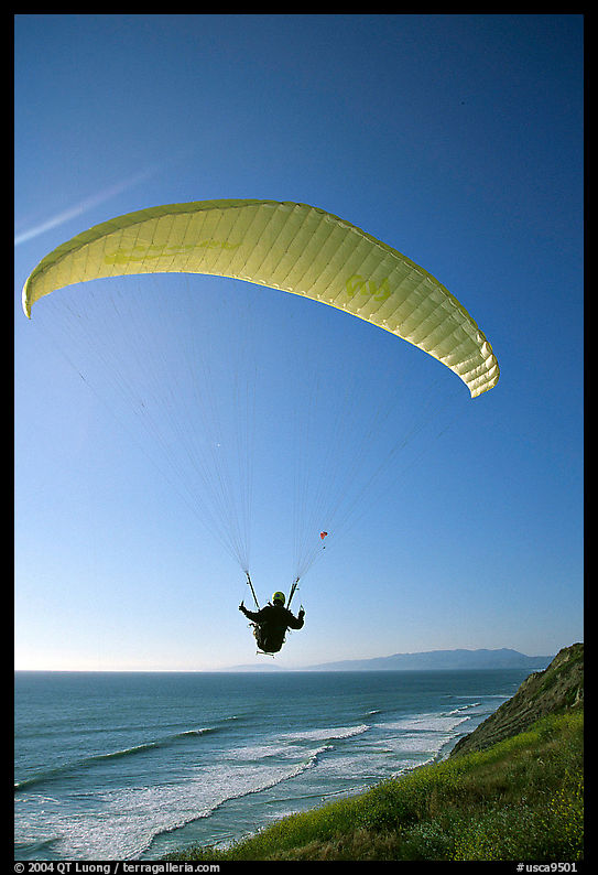 Paragliding above the ocean, the Dumps, Pacifica. San Mateo County, California, USA