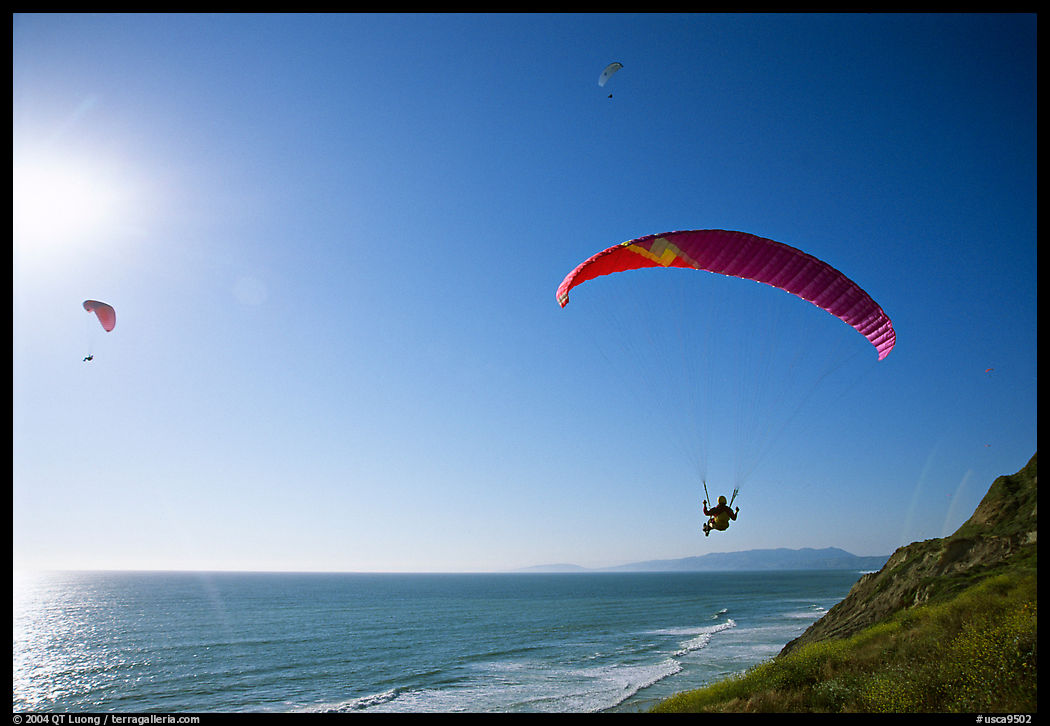 Paragliders soaring above the Ocean, the Dumps, Pacifica. San Mateo County, California, USA