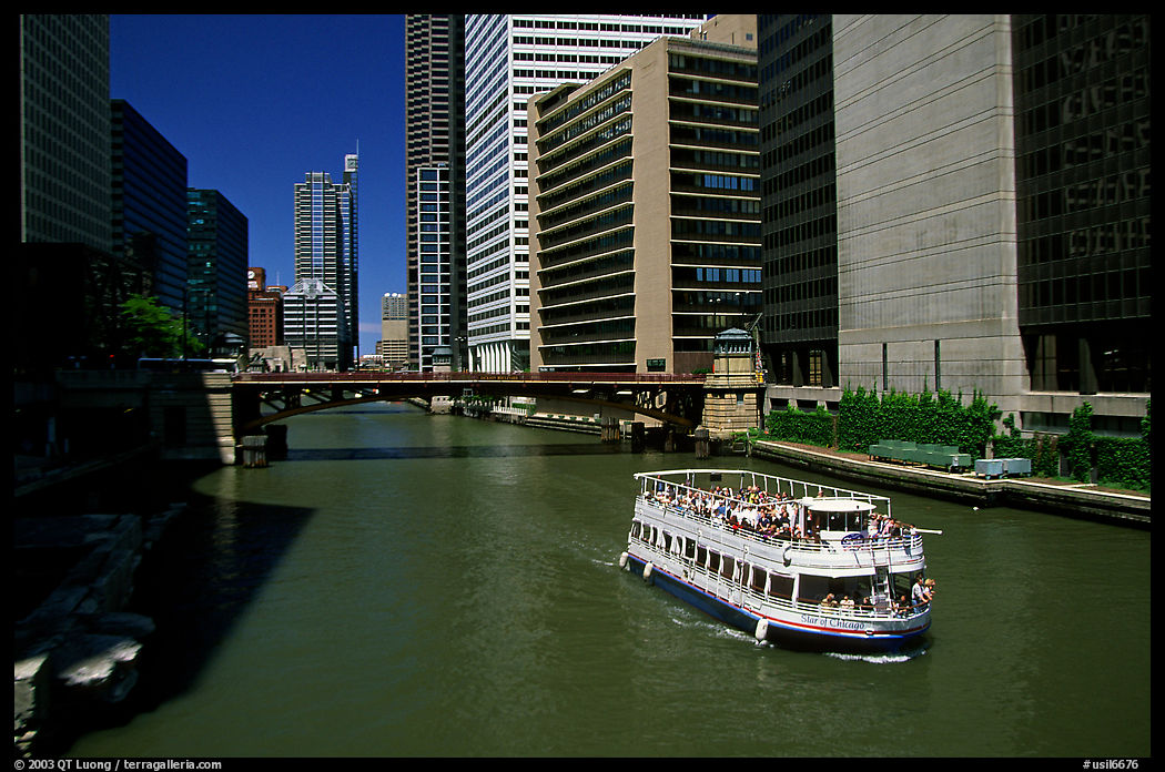 Chicago River and tour boat. Chicago, Illinois, USA