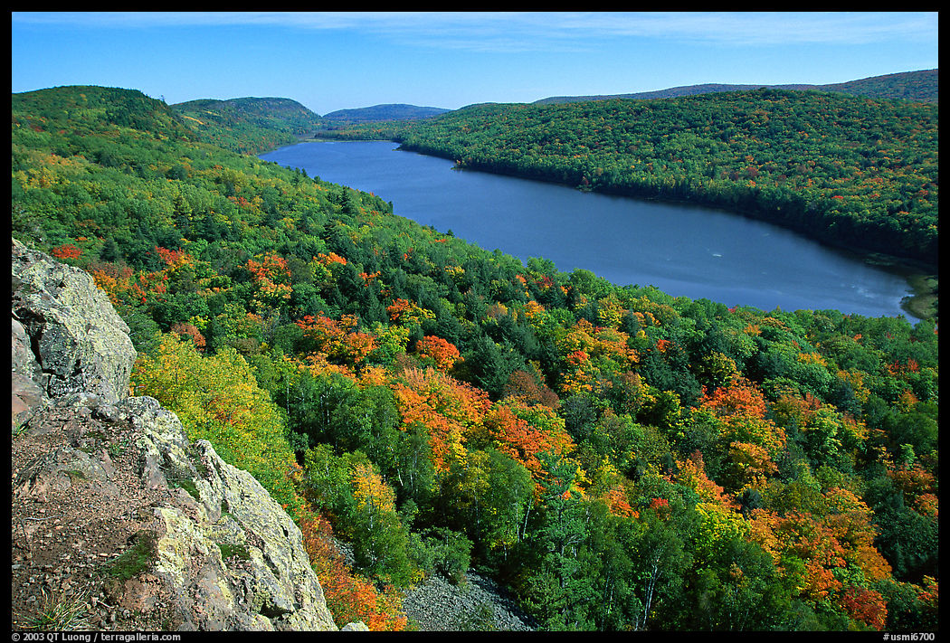 Lake of the Clouds with early fall colors, Porcupine Mountains State Park. Upper Michigan Peninsula, USA