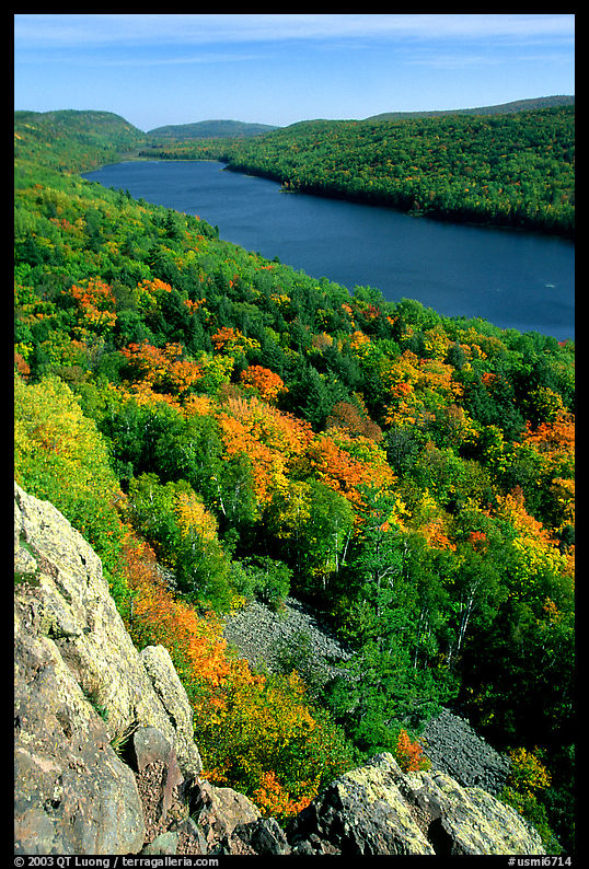 Lake of the Clouds and early fall colors, Porcupine Mountains State Park. Upper Michigan Peninsula, USA