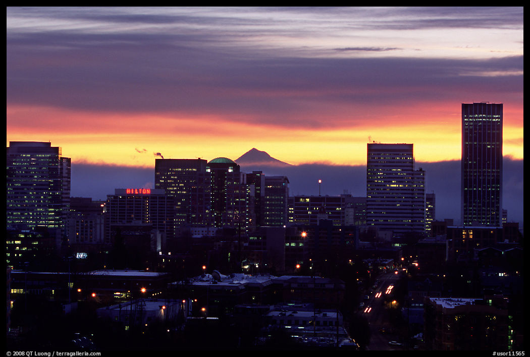Portland skyline and Mt Hoot at sunrise. Portland, Oregon, USA