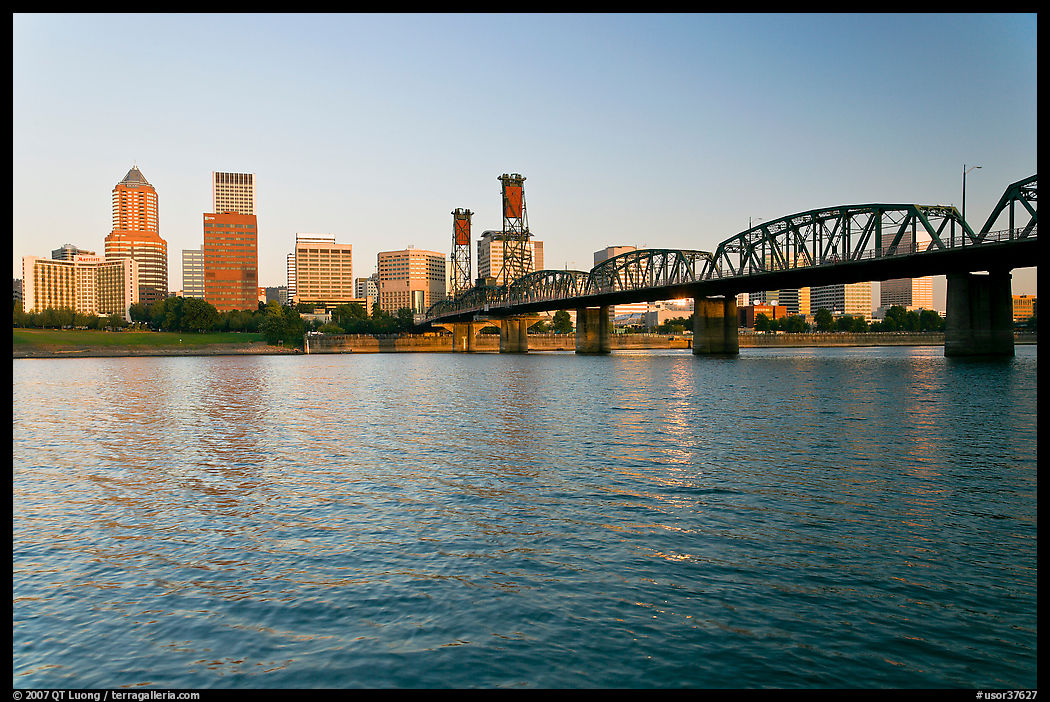 Portland skyline, Hawthorne Bridge, and Williamette River at sunrise. Portland, Oregon, USA
