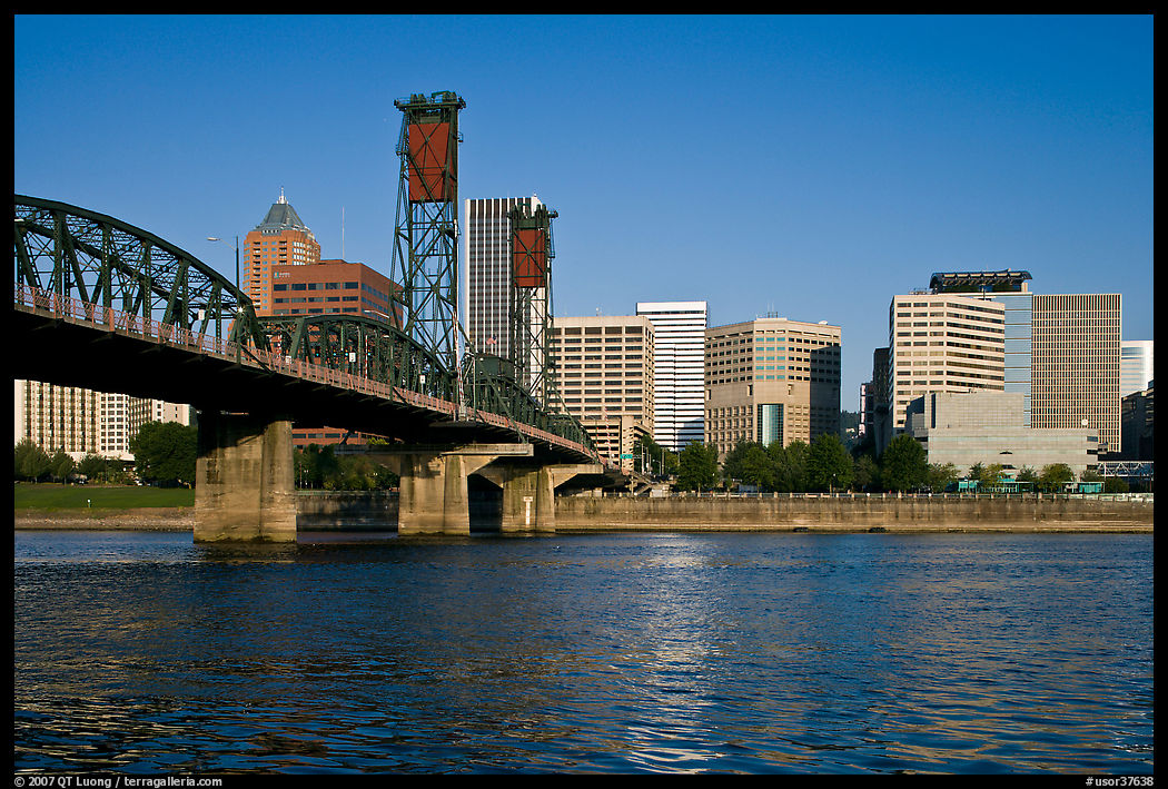 Williamette River, Hawthorne Bridge and Portland Skyline. Portland, Oregon, USA