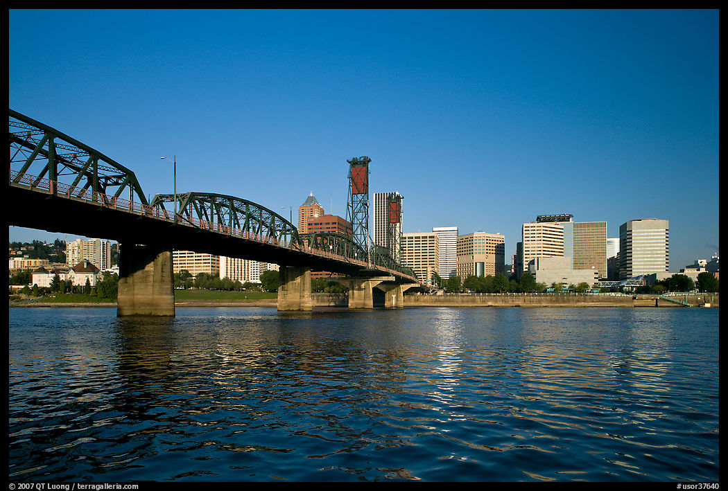 Williamette River, Hawthorne Bridge and city Skyline, early morning. Portland, Oregon, USA