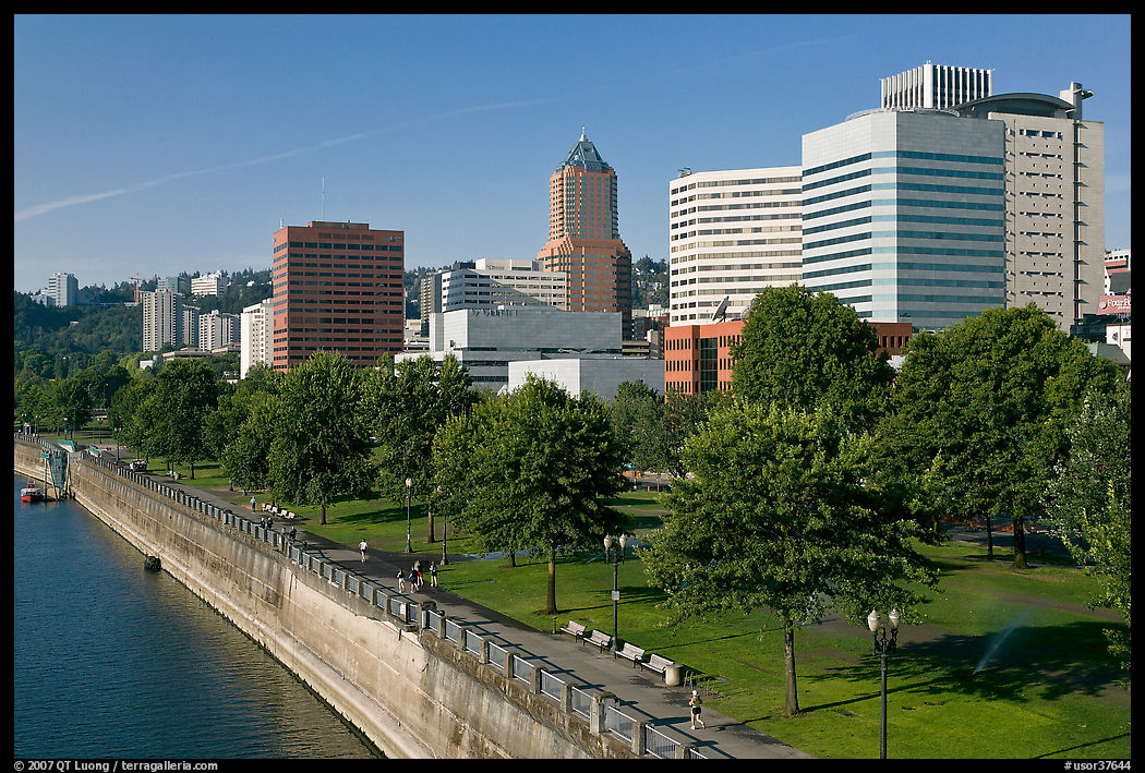 Tom McCall Waterfront Park and skyline. Portland, Oregon, USA