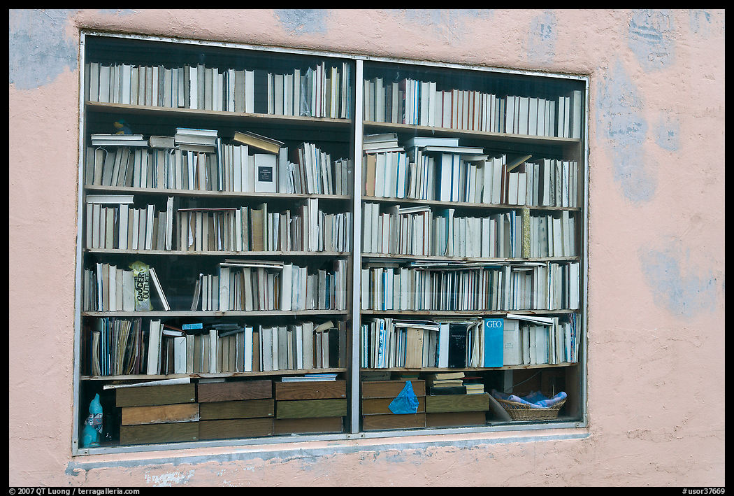 Bookstore window, Depoe Bay. Oregon, USA