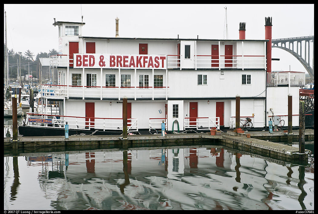 Paddle steamer reconverted into Bed and Breakfast. Newport, Oregon, USA
