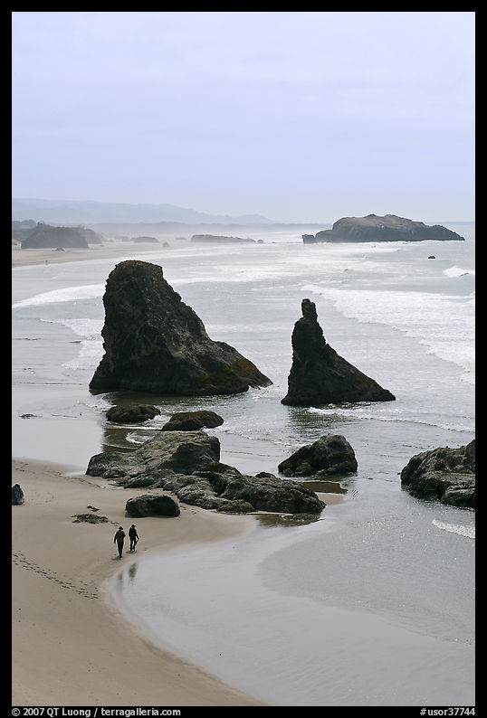 Beach with couple walking amongst sea stacks. Bandon, Oregon, USA