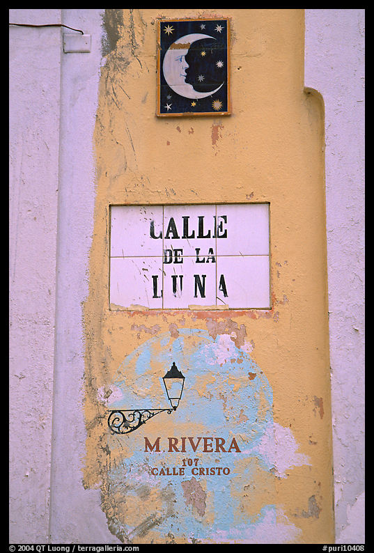 Street sign in Spanish. San Juan, Puerto Rico