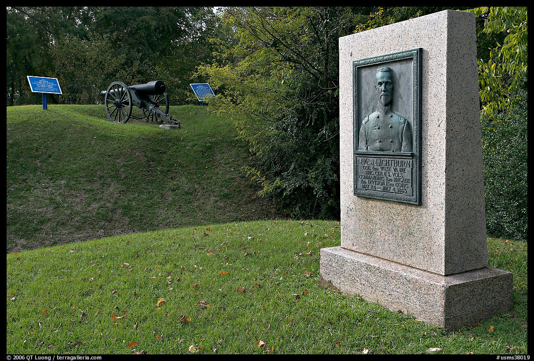 Monument, Union position markers, and gun, Vicksburg National Military Park. Vicksburg, Mississippi, USA