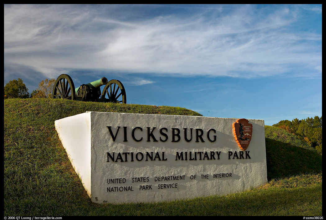 Entrance sign and cannon, Vicksburg National Military Park. Vicksburg, Mississippi, USA