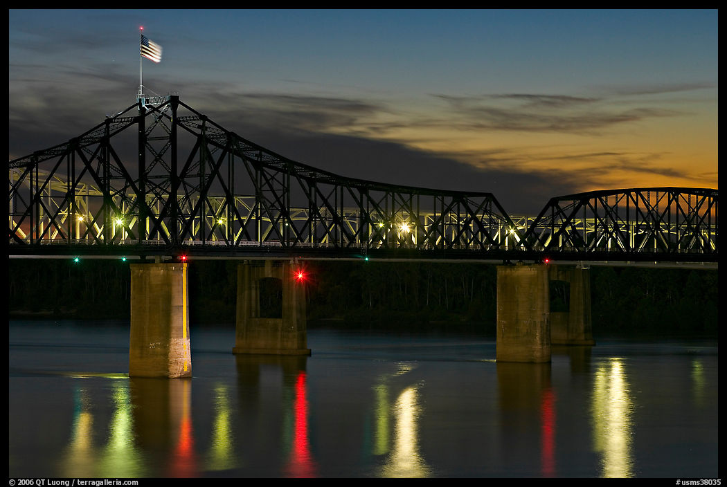Bridge over the Mississippi river at dusk. Vicksburg, Mississippi, USA