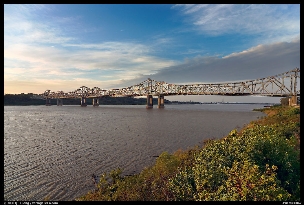 Brige of the Mississippi River, early morning. Natchez, Mississippi, USA