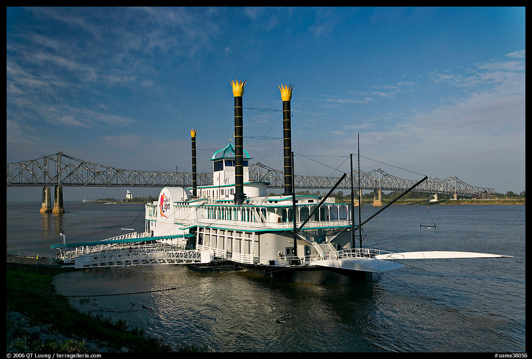 Riverboat and bridge over the Mississippi River. Natchez, Mississippi, USA