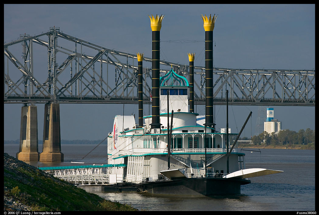 Paddle steamer and bridge. Natchez, Mississippi, USA