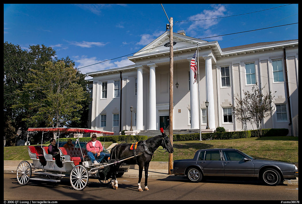 Horse carriage in front of the courthouse. Natchez, Mississippi, USA