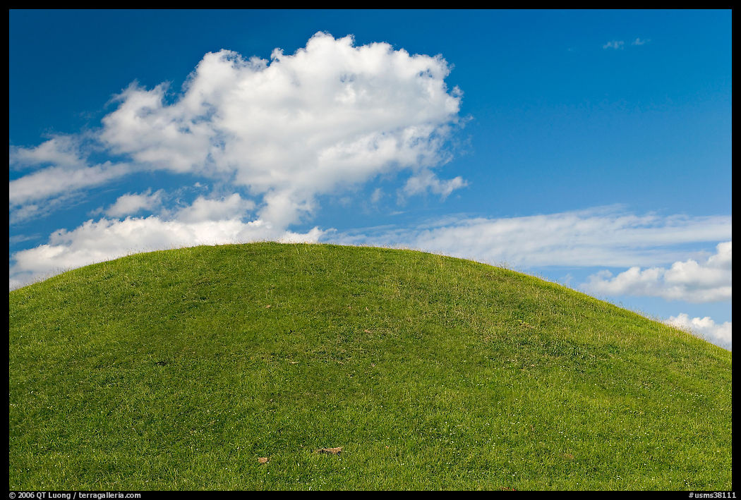 Emerald Mound, constructed between 1300 and 1600. Natchez Trace Parkway, Mississippi, USA