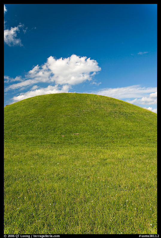 Emerald Mound, one of the largest Indian temple mounds. Natchez Trace Parkway, Mississippi, USA