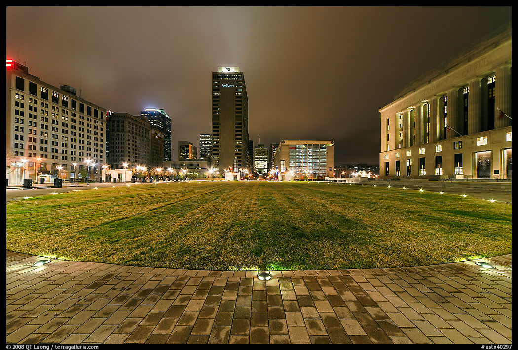 Bicentenial Park and old courthouse by night. Nashville, Tennessee, USA