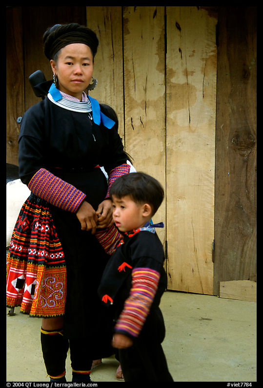 Woman and child of Hmong ethnicity, near Moc Chau. Northwest Vietnam