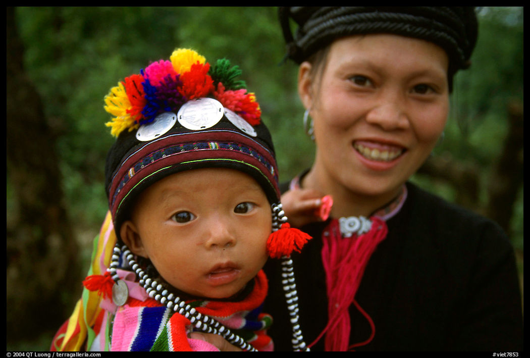 Child and woman of the Black Dzao minority, between Tam Duong and Sapa. Northwest Vietnam