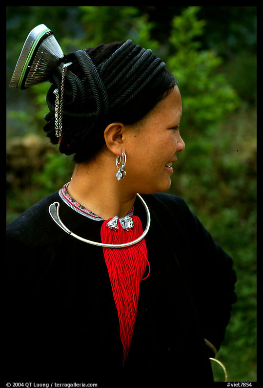 Woman of the Red Hmong ethnic group, with a helmet-like hairstyle, near Tam Duong. Northwest Vietnam