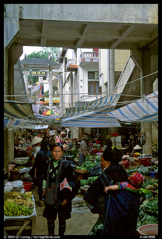 Black Hmong people at the Sapa market. Sapa, Vietnam