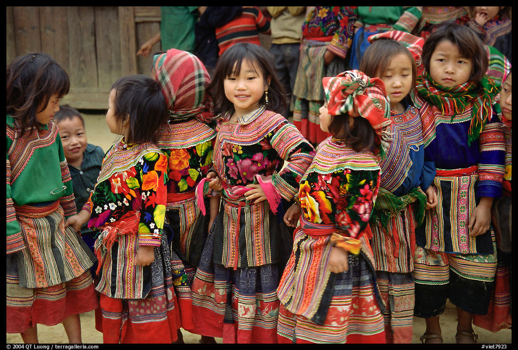 Flower Hmong schoolchildren. Bac Ha, Vietnam
