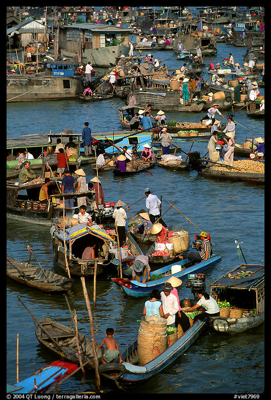 Boats at the Cai Rang floating market, early morning. Can Tho, Vietnam