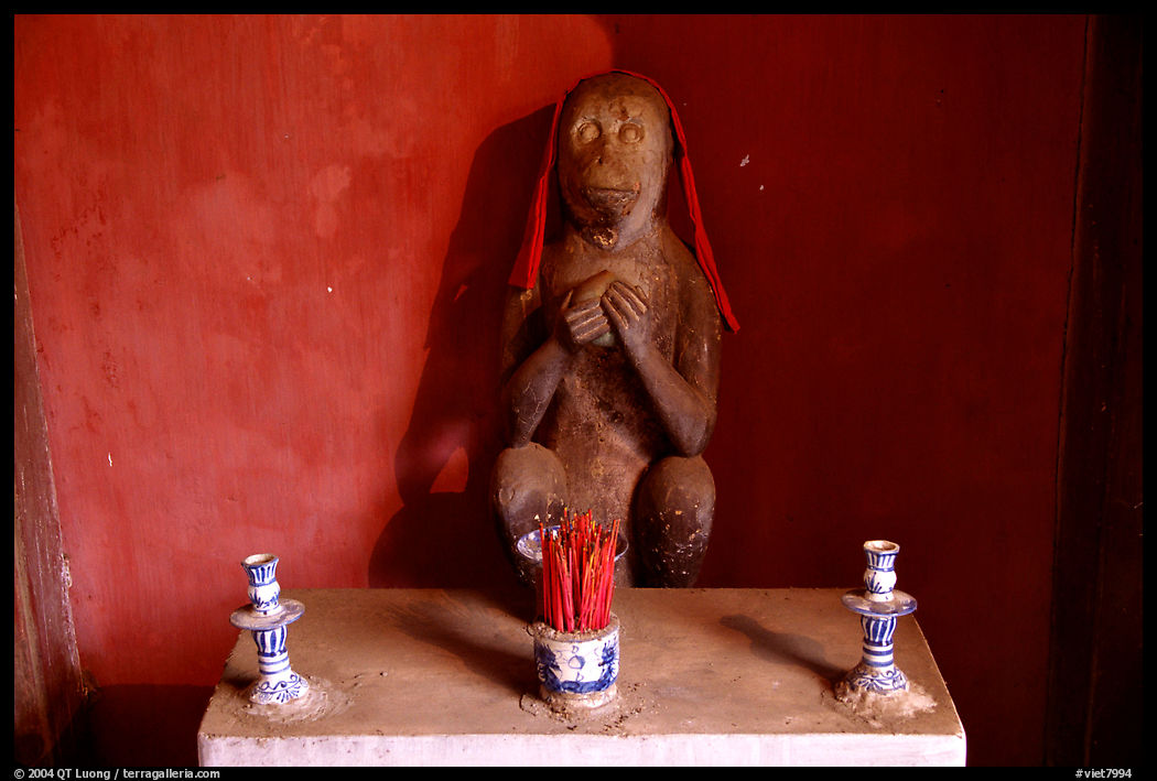 Monkey statue in the Japanese Bridge, Hoi An. Vietnam