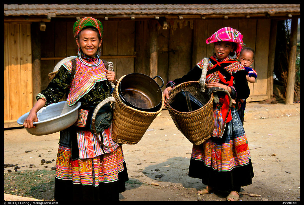 Flower Hmong women. The Hmong ethnie is divided into four subgroups, designated using the dress pattern they wear. Bac Ha, Vietnam