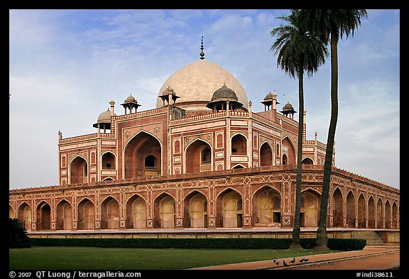 Main mausoleum, Humayun's tomb. New Delhi, India (color)