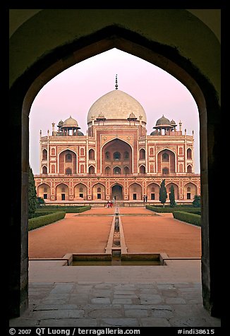 Cenotaph seen through entrance gate. New Delhi, India (color)