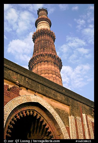 Alai Darweza gate and Qutb Minar tower. New Delhi, India