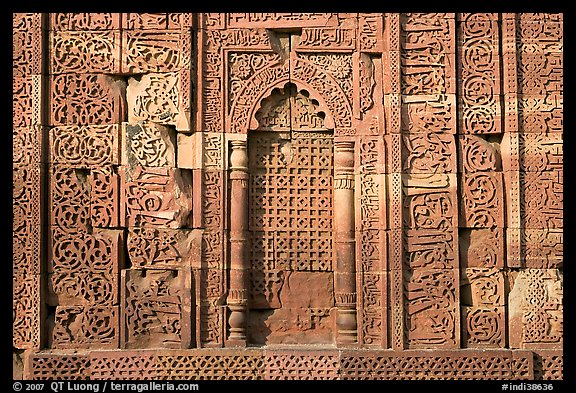 Wall decor, ruined Quwwat-ul-Islam mosque, Qutb complex. New Delhi, India