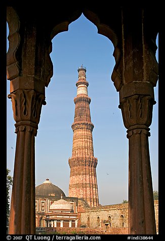 Qutb Minar tower framed by columns. New Delhi, India (color)