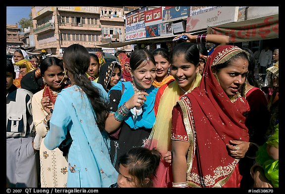 Young women during a wedding procession. Jodhpur, Rajasthan, India (color)