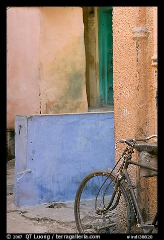 Bicycle and multicolored walls. Jodhpur, Rajasthan, India (color)