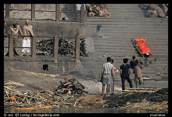 Cremation in progress, with another corpse awaiting, Manikarnika Ghat. Varanasi, Uttar Pradesh, India