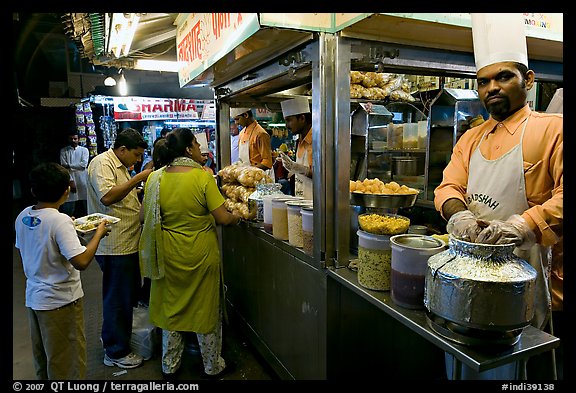 Panipuri stall, Chowpatty Beach. Mumbai, Maharashtra, India