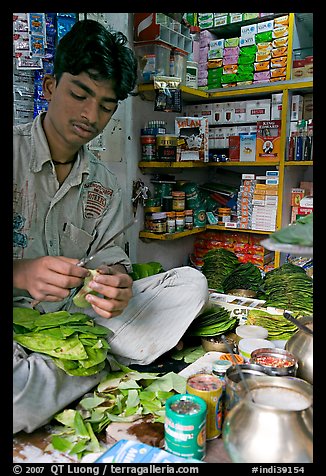 Street vendor preparing a snack with leaves. Mumbai, Maharashtra, India (color)
