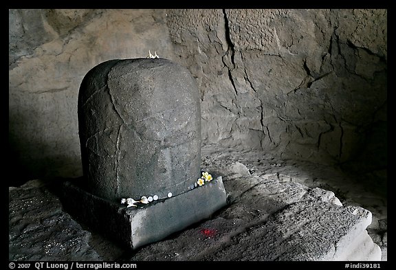 Lingam, Elephanta caves. Mumbai, Maharashtra, India