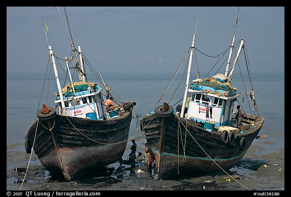 Boats at low tide. Mumbai, Maharashtra, India (color)