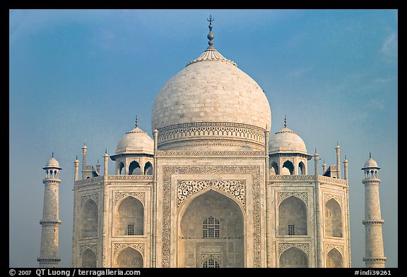 White domed marble mausoleum, Taj Mahal, early morning. Agra, Uttar Pradesh, India