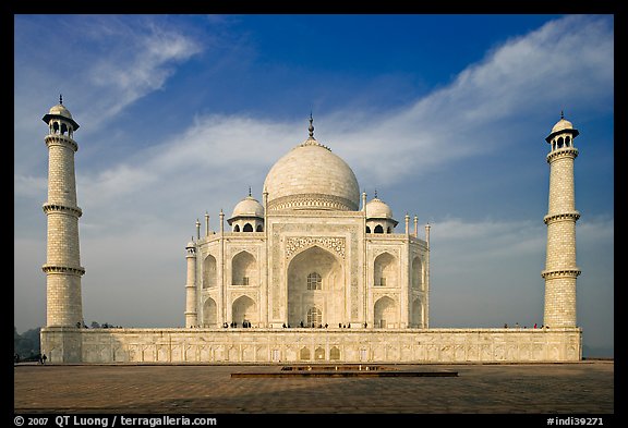 Mausoleum and decorative minarets, Taj Mahal. Agra, Uttar Pradesh, India
